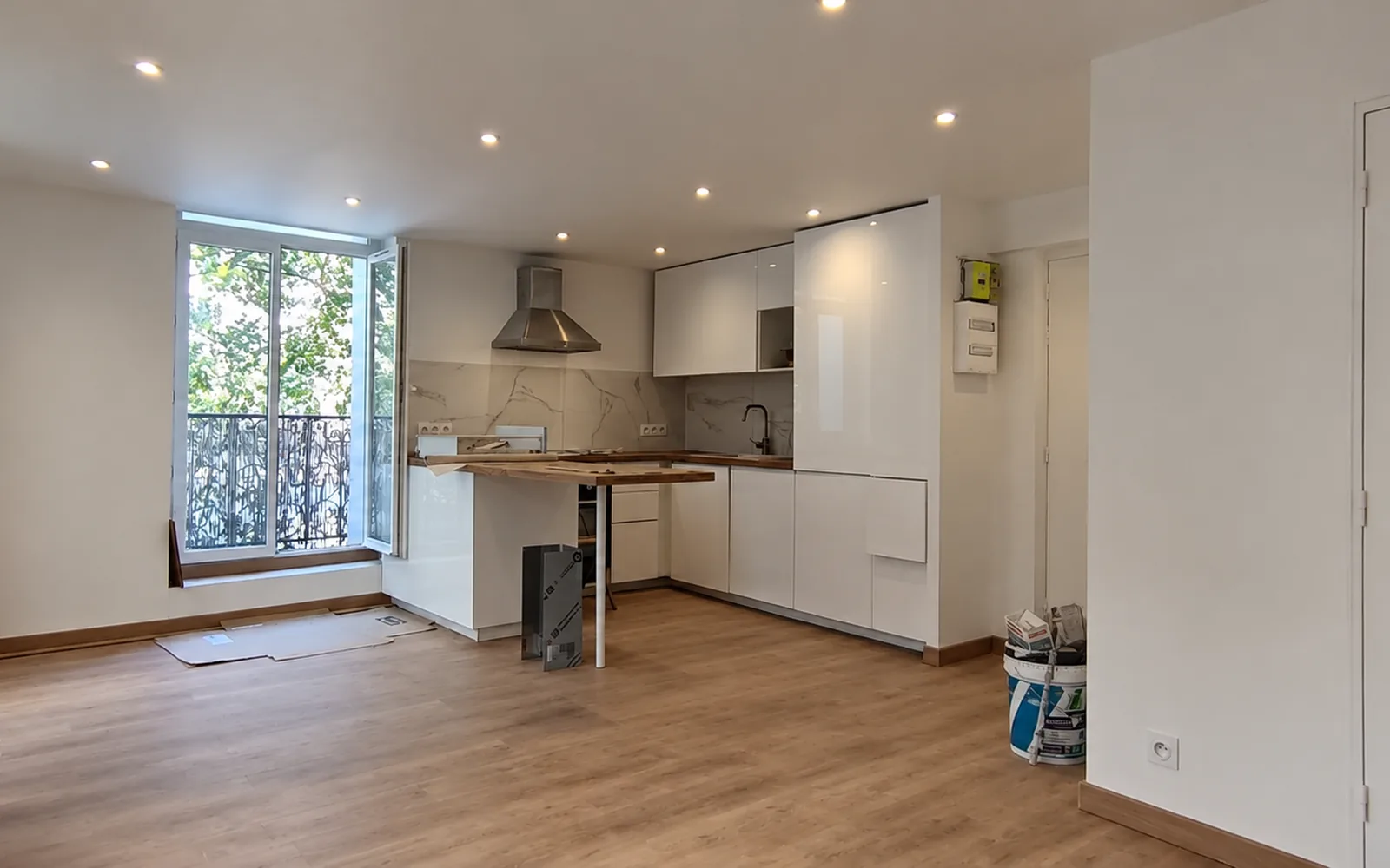 Appartement ancien : cuisine ouverte et sol refait — après travaux