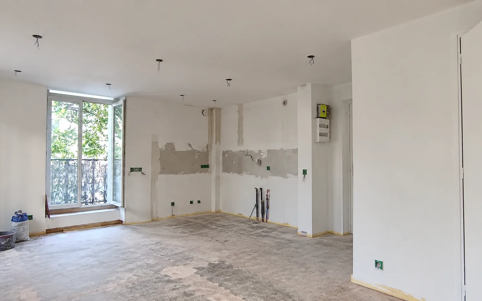 Appartement ancien : cuisine ouverte et sol refait — avant travaux