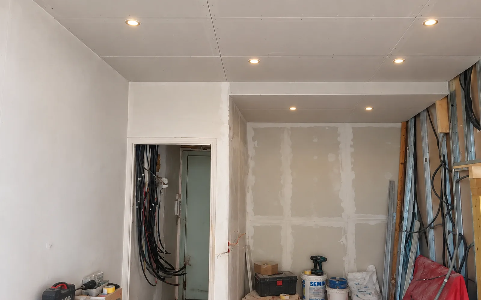 Faux plafond avec spots et retombée technique — après travaux