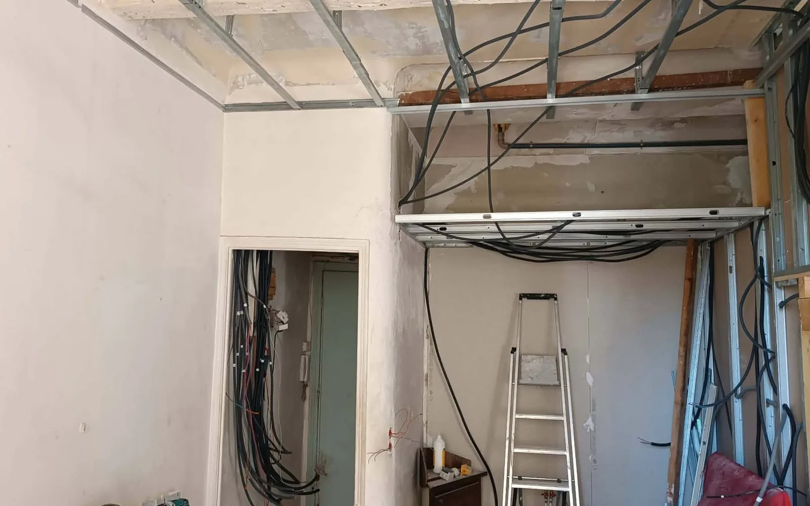 Faux plafond avec spots et retombée technique — avant travaux