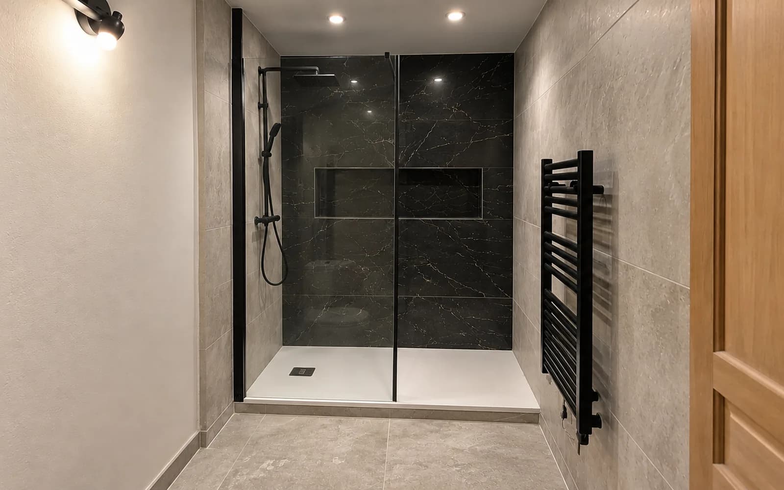 Douche à l'italienne, faïence effet marbre noir — après travaux