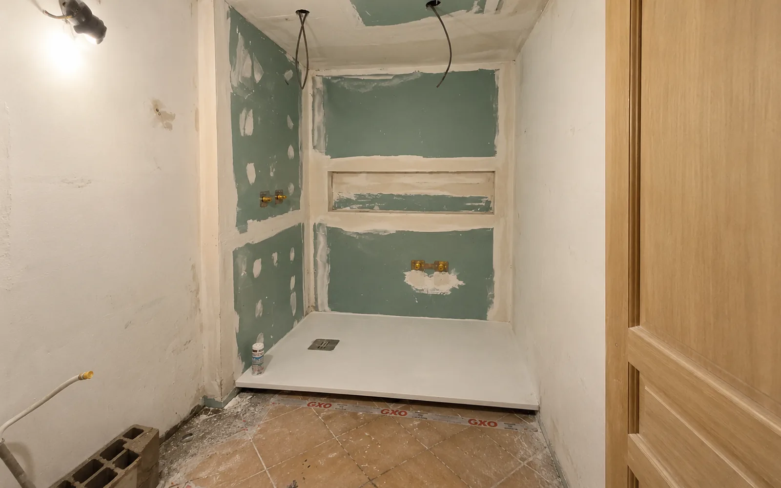Douche à l'italienne, faïence effet marbre noir — avant travaux