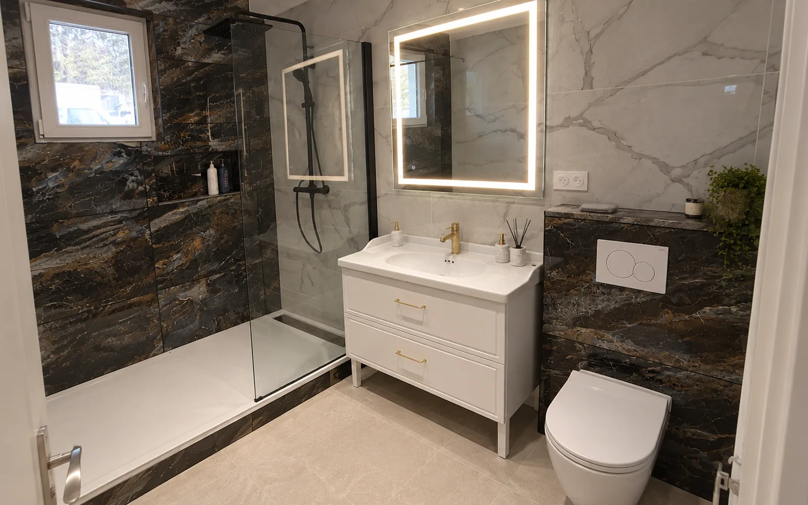 Salle de bain complète, faïence marbrée et miroir LED — après travaux