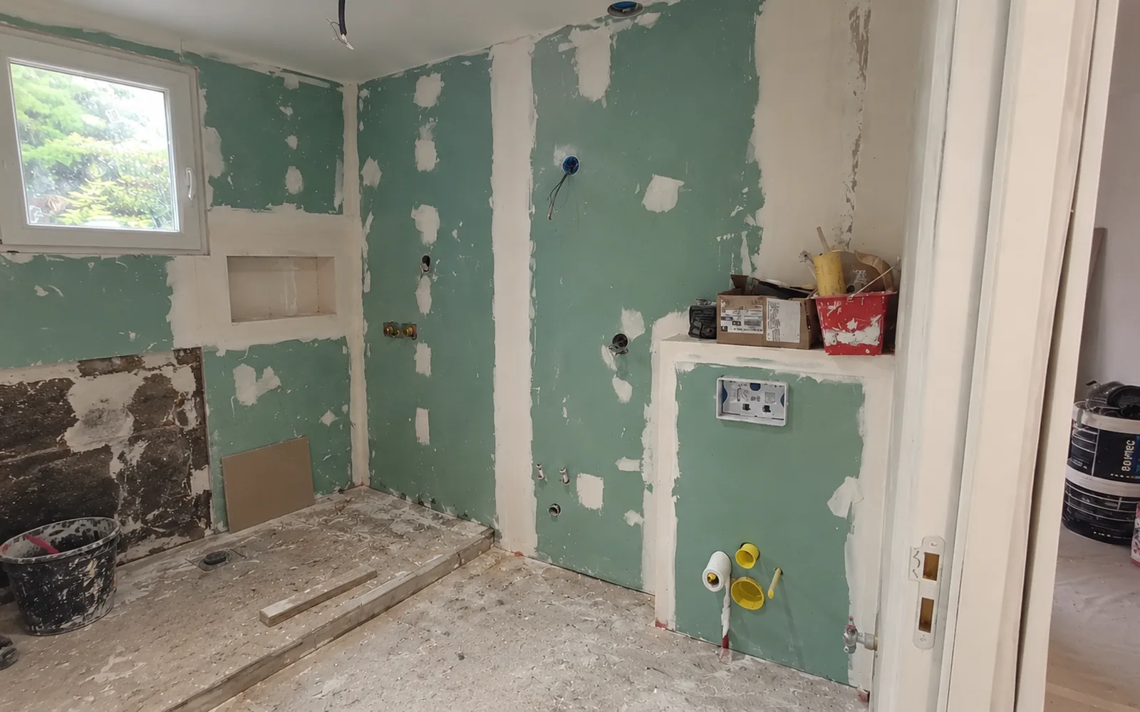 Salle de bain complète, faïence marbrée et miroir LED — avant travaux