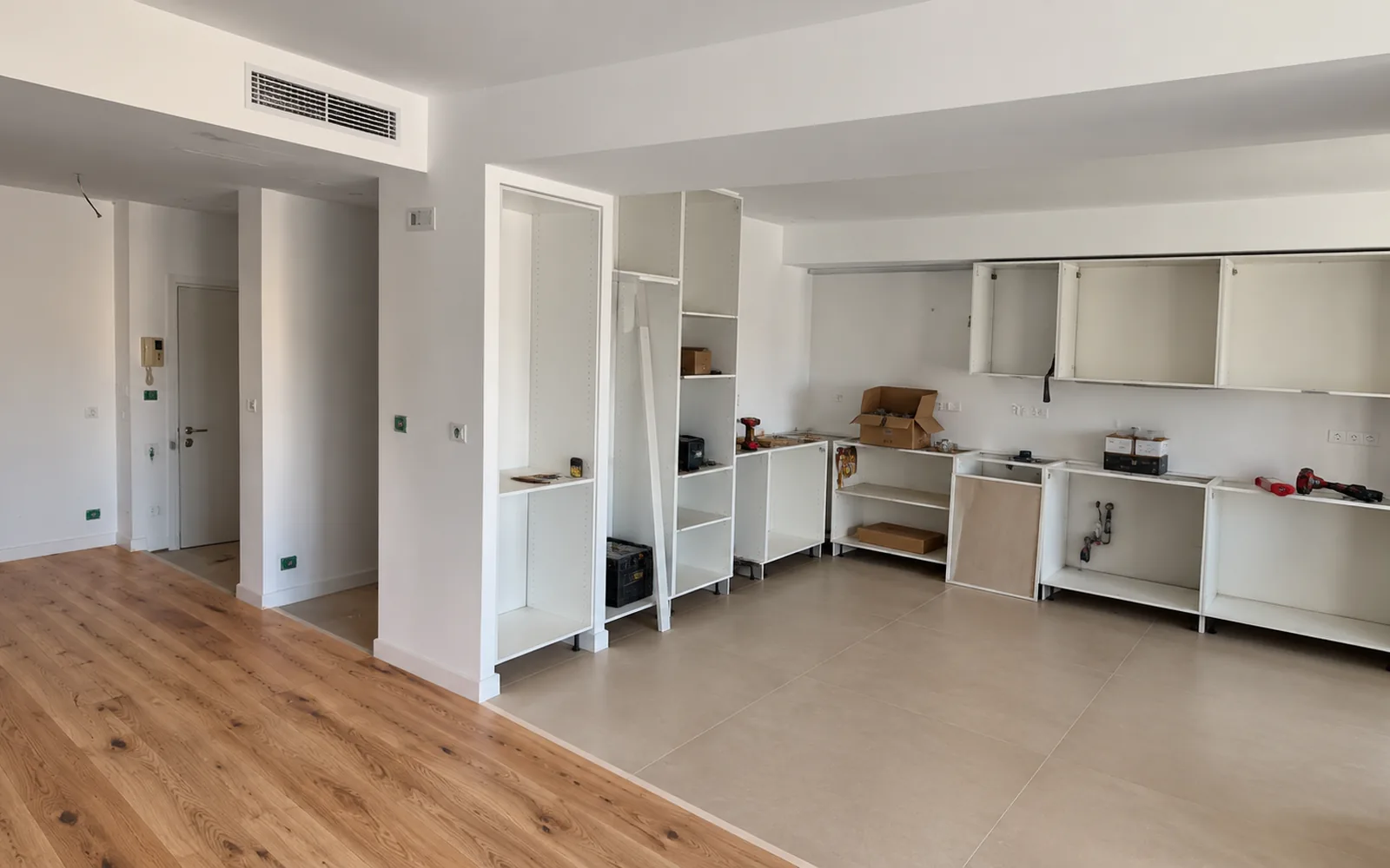 Séjour et cuisine : carrelage grand format et parquet — après travaux
