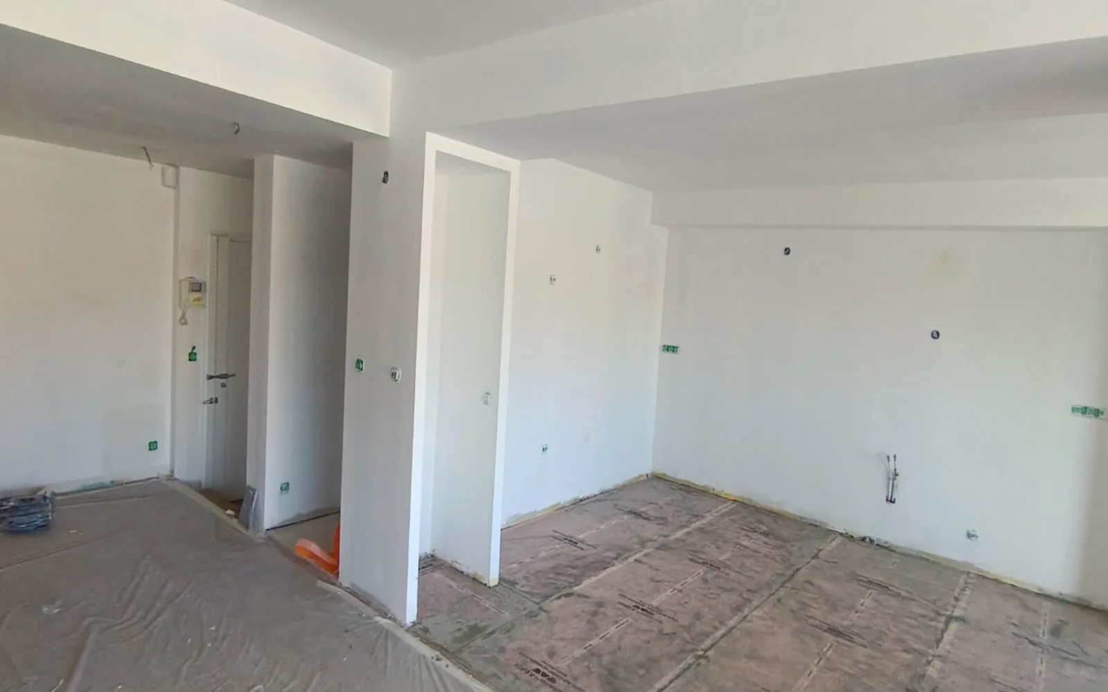 Séjour et cuisine : carrelage grand format et parquet — avant travaux