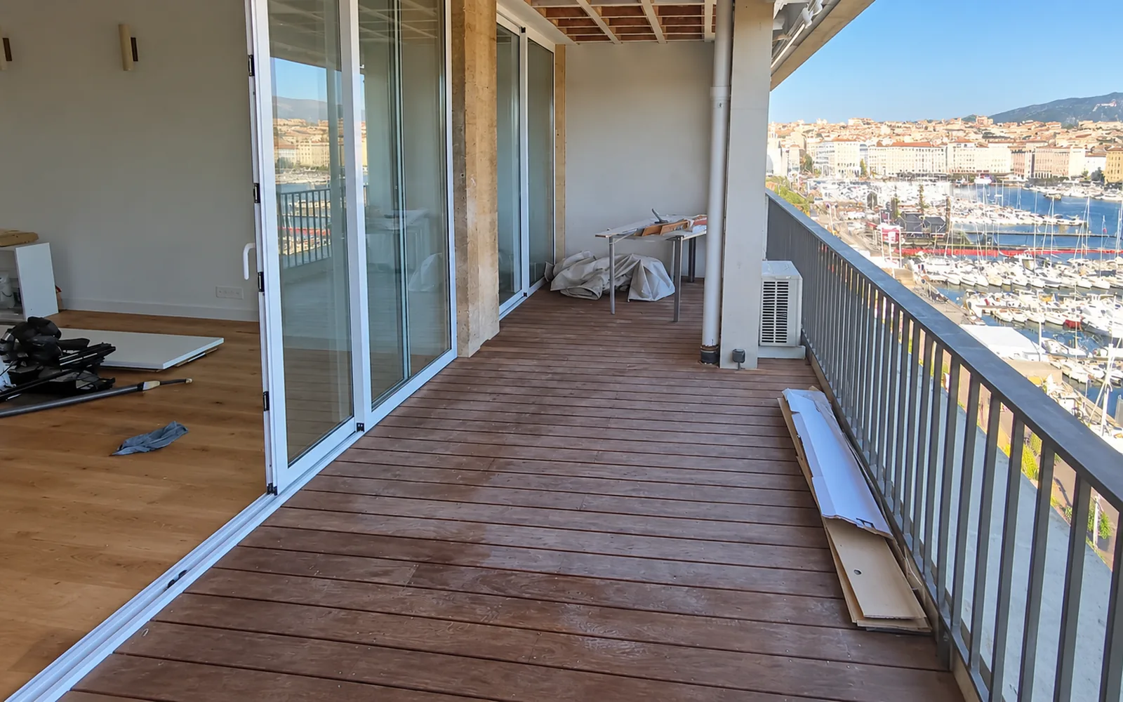 Terrasse carrelée sur plots, vue sur le port — après travaux